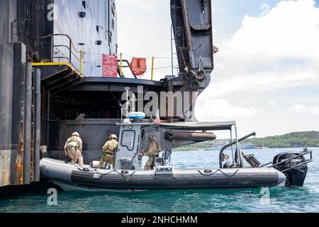 SANTA RITA, Guam (28 luglio 2022) i marinai dell'unità mobile cinque (EODMU5) di smaltimento delle ordigni esplosive conducono l'addestramento di ricerca delle marionette lungo USNS 2nd Lt. John P. Bobo (T-AK 3008). Foto Stock