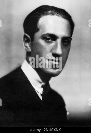 1920, USA : il pianista e compositore americano GEORGE GERSHWIN ( 1898 - 1937 ) - COMPOSITORE - MUSICALE - MUSICA JAZZ - CLASSICA - classica - colletto - colletto ---- Archivio GBB Foto Stock