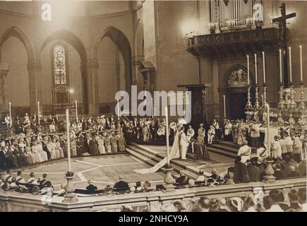 1939 , 1 luglio, Spoleto , Italia : il principe italiano AIMONE di SAVOIA AOSTA , Duca di Spoleto e 4th Duca di Aosta ( 1900 - 1948 ) . Sposato a Spoleto con la principessa IRENE DI GRECIA e Danimarca (1904-1974). Presente alla cerimonia il fratello di moglie il fure re PAOLO i di Grecia , il re d'Italia VITTORIO EMANUELE III , la regina d'Italia ELENA di Montenegro , il principe ereditario UMBERTO di SAVOIA ( successivamente re d'Italia ) E il fascista italiano Duce Benito MUSSOLINI - MATRIMONIO - SPOSALIZIO - CERIMONIA DI NOZZE - CERIMONIA NUZIALE - abito da sposa - abito da sposa - coniugi - sposi - SAVOIA - Duca Foto Stock