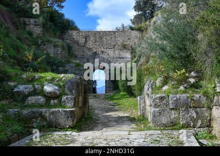 Una porta d'ingresso nell'antica città greco-romana di Velia in provincia di Salerno, stato Campania, Italia. Foto Stock