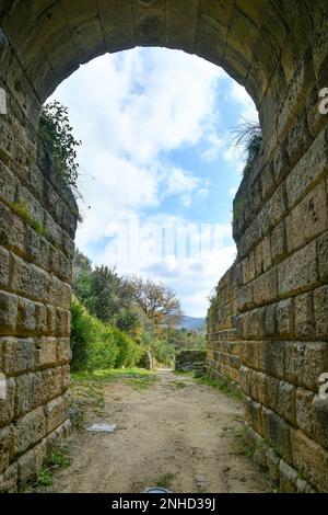 Una porta d'ingresso nell'antica città greco-romana di Velia in provincia di Salerno, stato Campania, Italia. Foto Stock