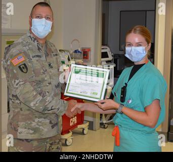 Il col. Thurman Saunders, Chief Nursing Officer del Tripler Army Medical Center, presenta 1st Lt. Catherine Quinn, infermiera registrata della General Surgery Clinic, The Daisy Award durante una cerimonia del 28 luglio 2022. Il DAISY Award è un'opportunità per onorare e celebrare le abili e compassionevoli cure infermieristiche fornite ogni giorno. J. Patrick Barnes morì per complicazioni della sua malattia autoimmune nel 1999 all'età di 33 anni. La sua famiglia fondò la DAISY Foundation in suo onore. Questo premio annuale offre ai pazienti e al personale l'opportunità di riconoscere un'infermiera che ha fatto la differenza nella loro vita ringraziandoli in pubblico Foto Stock