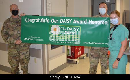 Il col. Thurman Saunders, Chief Nursing Officer del Tripler Army Medical Center, presenta 1st Lt. Catherine Quinn, infermiera registrata della General Surgery Clinic, The Daisy Award durante una cerimonia del 28 luglio 2022. Il DAISY Award è un'opportunità per onorare e celebrare le abili e compassionevoli cure infermieristiche fornite ogni giorno. J. Patrick Barnes morì per complicazioni della sua malattia autoimmune nel 1999 all'età di 33 anni. La sua famiglia fondò la DAISY Foundation in suo onore. Questo premio annuale offre ai pazienti e al personale l'opportunità di riconoscere un'infermiera che ha fatto la differenza nella loro vita ringraziandoli in pubblico Foto Stock