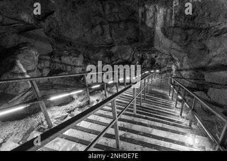 Una scala illuminata all'interno della Grotta di Goughs a Cheddar nel Somerset Foto Stock