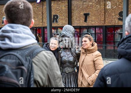 Persone che posano con la statua Amy Winehouse, progettata da Scott Eaton (2014), presso Stables Market nel quartiere di Camden Town di Londra, Inghilterra Foto Stock