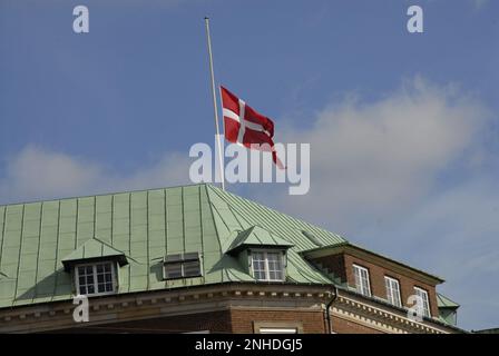 COPENAGHEN / DANIMARCA  09 Aprile 2016   oggi dannebrag in altra bandiera danese è a metà palo su tutto il governo qnd edificio pubblico e parlamento danese cristiani nella memoria del giorno nero nella storia danese Germania nazista occupazione il 9 aprile 1940 durign seconda guerra mondiale Photo.Francis Joseph Dean/Deanpictures) Foto Stock