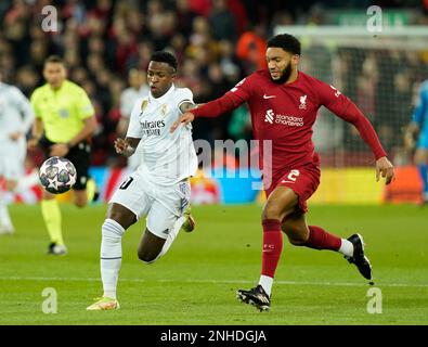 Liverpool, Regno Unito. 21st Feb, 2023. Vinícius Júnior del Real Madrid in azione con Joe Gomez di Liverpool durante la partita UEFA Champions League ad Anfield, Liverpool. Il credito per le immagini dovrebbe essere: Andrew Yates/Sportimage Credit: Sportimage/Alamy Live News Foto Stock