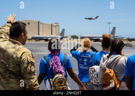 Staff Sgt. Benjamin Soto Garcia, 15th Operations Support Squadron airfield management Operations Supervisor, identifica un C-17 Globemaster III per i membri dell'Organizzazione dei professionisti del settore aerospaziale nero come atterra a Hickam Airfield alla Joint base Pearl Harbor-Hickam, Hawaii, 28 luglio 2022. L'obiettivo di OBAP è quello di educare i bambini di età compresa tra i 13-18 e i 24 anni alle opportunità che esistono nel settore dell'aviazione. Foto Stock