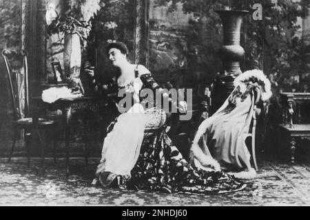 1900 c, ITALIA: La celebre cantante italiana Opera soprano GEMMA BELLINCIONI ( 1864 - 1950 ) nel ruolo DI FEDORA di Umberto Giordano , con libretto di Arturo Colautti , basato sulla commedia , amante e amante del poeta Gabriele D'ANNUNZIO di Victorien Sardou , Produttore e regista cinematografico con la società italiana del cinema silenzioso Bianca Gemma Film - Smile - sorriso - costume di fantasia - registrazione cinema muto - Teatro - teatro - scollatura - decolleté - scollo - soprano - DANNUNZIO - D' ANNUNZIO --- Archivio GBB Foto Stock