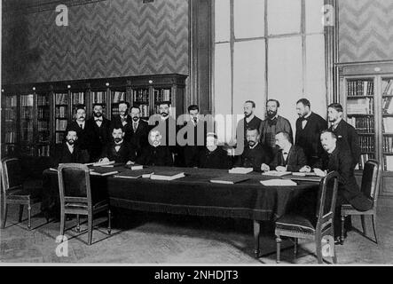 1893 , Parigi , Francia : il celebre scienziato, chimicista e microbiologo francese LOUIS PASTEUR ( Dole 1822 - Villeneuve-l'Etang 1895 ) con i suoi collaboratori : E. Viala , P. Reboud , M. Mérieux , A. Fernbach , A. Chaillou , A. Borrel, L. Marmier, A. Marie, A. Veillon, E. Fernbach, A. Calmette, L. Martin, E. ROUX, LOUIS PASTEUR, E. Nocard, Pottevin e F. Mesnil - ambientale - ritratto - ratto - ANTIRABBICA - PASTORIZZAZIONE - VACCINAZIONE - pastorizia - fondo della MICROBIOLOGIA - IMMUNOLOGIA - MICROBIOLOGIA - IMMONOLOGIA - Foto Stock