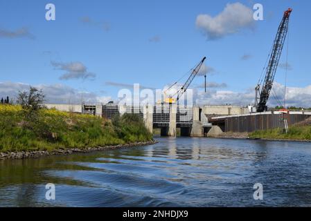 Il Chena River Lakes Flood Control Project è il progetto di mitigazione del rischio di alluvione più a nord gestito dagli Stati Uniti Esercito di ingegneri nel Polo Nord, Alaska. Costruita in risposta alla devastante alluvione di Fairbanks nel 1967, la diga di Moose Creek e le sue caratteristiche associate riducono le alluvioni nella città interna dell'Alaska di Fairbanks, oltre a fornire a residenti e visitatori locali una miriade di opportunità ricreative su quasi 20.000 ettari di terreno pubblico. Foto Stock