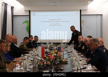 STATI UNITI Chirurghi di comando dai capi Uniti di personale, Stati Uniti Esercito Europa e Africa, Stati Uniti Air Force Europe, V Corps, 30th Medical Brigade, Illinois Army and Air National Guard, e i leader medici militari polacchi riempiono il tavolo presso la Polonia-Stati Uniti Vertice del chirurgo di comando a Varsavia (Polonia), 28 luglio 2022. Foto Stock