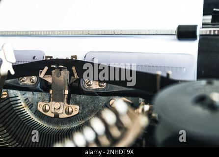 primo piano della macchina da scrivere manuale d'epoca e della pagina di carta con spazio di copia Foto Stock