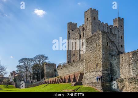 ROCHESTER, KENT/UK - marzo 24 : Vista del castello a Rochester il 24 marzo 2019. Quattro persone non identificate Foto Stock