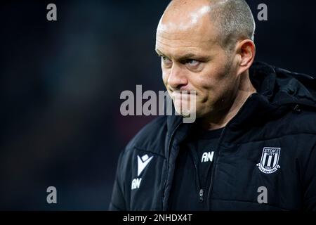 Swansea, Regno Unito. 21st Feb, 2023. Alex Neil, il direttore di Stoke City guarda su. Incontro del campionato EFL Skybet, Swansea City contro Stoke City al Swansea.com° stadio di Swansea, Galles, martedì 21st febbraio 2023. Questa immagine può essere utilizzata solo per scopi editoriali. Solo per uso editoriale, licenza richiesta per uso commerciale. Non è utilizzabile nelle scommesse, nei giochi o nelle pubblicazioni di un singolo club/campionato/giocatore. pic di Lewis Mitchell/Andrew Orchard sports photography/Alamy Live news Credit: Andrew Orchard sports photography/Alamy Live News Foto Stock