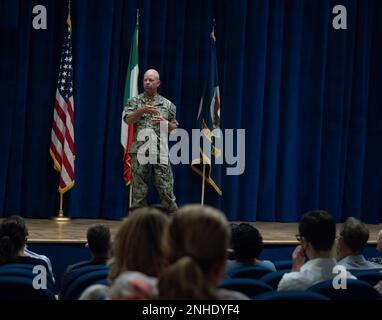 Joseph Harder III, comandante, Naval Facilities Engineering Systems Command (NAVFAC) Europe, Africa, Central (EURAFCENT) si rivolge ai membri dello staff durante una chiamata all Hands presso la Naval Support Activity, Napoli, Italia teatro base 28 luglio 2022. NAVFAC EURAFCENT gestisce la pianificazione e la progettazione di impianti, comprese tutte le acquisizioni, la costruzione, il leasing, l'ambiente, la manutenzione, E il supporto di emergenza richiesto dai comandi della Marina militare e del Dipartimento della Difesa, dove la Marina militare è designata come agente principale in Europa, Asia centrale e Africa. Foto Stock