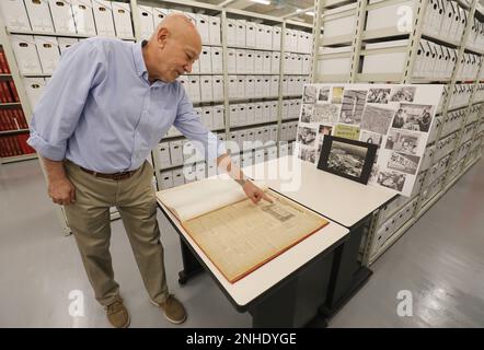 Michael Ryan, capo dello staff di Stars and Stripes Pacific, mostra la prima copia del giornale che è stato stampato in Giappone nel 1945, mentre all'interno di un archivio presso l'Akasaka Press Center, Giappone, 28 luglio 2022. L'installazione, gestita dagli Stati Uniti L'Army Garrison Japan ha anche una casetta ricreativa chiamata Hardy Barracks, dove il personale militare e le famiglie possono soggiornare quando esplorano Tokyo. Foto Stock