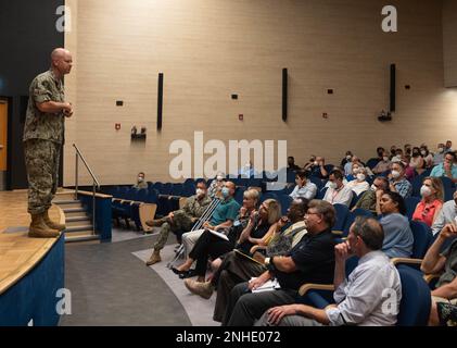 Joseph Harder III, comandante, Naval Facilities Engineering Systems Command (NAVFAC) Europe, Africa, Central (EURAFCENT) si rivolge ai membri dello staff durante una chiamata all Hands presso la Naval Support Activity, Napoli, Italia teatro base 28 luglio 2022. NAVFAC EURAFCENT gestisce la pianificazione e la progettazione di impianti, comprese tutte le acquisizioni, la costruzione, il leasing, l'ambiente, la manutenzione, E il supporto di emergenza richiesto dai comandi della Marina militare e del Dipartimento della Difesa, dove la Marina militare è designata come agente principale in Europa, Asia centrale e Africa. Foto Stock