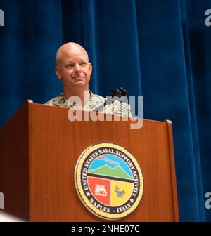 Joseph Harder III, comandante, Naval Facilities Engineering Systems Command (NAVFAC) Europe, Africa, Central (EURAFCENT) si rivolge ai membri dello staff durante una chiamata all Hands presso la Naval Support Activity, Napoli, Italia teatro base 28 luglio 2022. NAVFAC EURAFCENT gestisce la pianificazione e la progettazione di impianti, comprese tutte le acquisizioni, la costruzione, il leasing, l'ambiente, la manutenzione, E il supporto di emergenza richiesto dai comandi della Marina militare e del Dipartimento della Difesa, dove la Marina militare è designata come agente principale in Europa, Asia centrale e Africa. Foto Stock