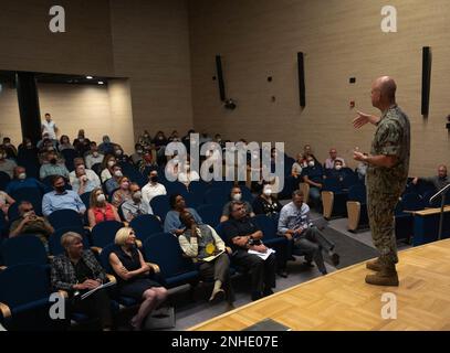 Joseph Harder III, comandante, Naval Facilities Engineering Systems Command (NAVFAC) Europe, Africa, Central (EURAFCENT) si rivolge ai membri dello staff durante una chiamata all Hands presso la Naval Support Activity, Napoli, Italia teatro base 28 luglio 2022. NAVFAC EURAFCENT gestisce la pianificazione e la progettazione di impianti, comprese tutte le acquisizioni, la costruzione, il leasing, l'ambiente, la manutenzione, E il supporto di emergenza richiesto dai comandi della Marina militare e del Dipartimento della Difesa, dove la Marina militare è designata come agente principale in Europa, Asia centrale e Africa. Foto Stock