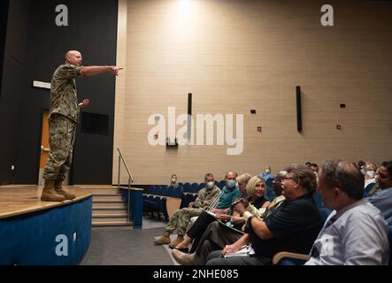 Joseph Harder III, comandante, Naval Facilities Engineering Systems Command (NAVFAC) Europe, Africa, Central (EURAFCENT) si rivolge ai membri dello staff durante una chiamata all Hands presso la Naval Support Activity, Napoli, Italia teatro base 28 luglio 2022. NAVFAC EURAFCENT gestisce la pianificazione e la progettazione di impianti, comprese tutte le acquisizioni, la costruzione, il leasing, l'ambiente, la manutenzione, E il supporto di emergenza richiesto dai comandi della Marina militare e del Dipartimento della Difesa, dove la Marina militare è designata come agente principale in Europa, Asia centrale e Africa. Foto Stock