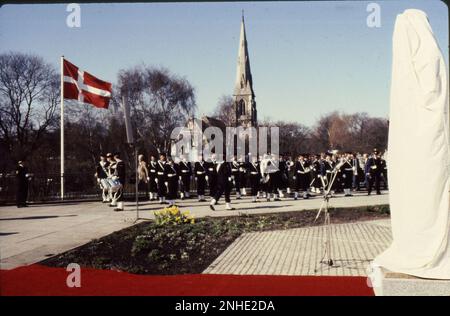 Copenaghen/Danimarca 20The aprile 1982   .lo Statuto del re Frederiks 1X è stato svelato da S.M. la Regina Magrethe e la Regina Ingrid a langeline nella capitale danbish ( correzione della data e tex ) (Photo.Francis Joseph Dean / Deanpictures. Foto Stock