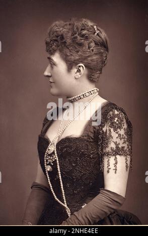 1890 c.: La britannica Lady WILHELMINA (Mina) GARDNER (1863-1948), moglie dell'ammiraglio Lord CHARLES BERESFORD (1846-1919), amici stretti del Principe di Galles, successivamente re Edoardo VII d'Inghilterra. Ritratto di W. & D. Downey , Londra - REALI - ROYALTY - nobili - nobiltà - ritratto - profilo - profilo - chignon - collana perle - collana di perle - perla - gioielli - gioviello - giovielli - boijoux - guanti linghi - guanti - collana - scollatura - decolleté - pin - spilla - Ricamo - embroderie - EPOCA VITTORIANA - periodo Vittoriano - BELLE EPOQUE --- Archivio GBB Foto Stock