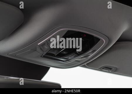 Immagine ravvicinata del pulsante SOS e della plafoniera di un'auto Foto  stock - Alamy