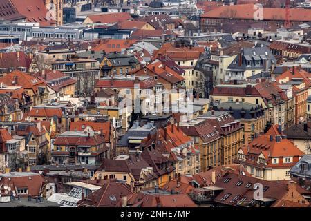 Vista della capitale dello stato, tetti di un quartiere residenziale, denso sviluppo, Stoccarda, Baden-Wuerttemberg, Germania Foto Stock