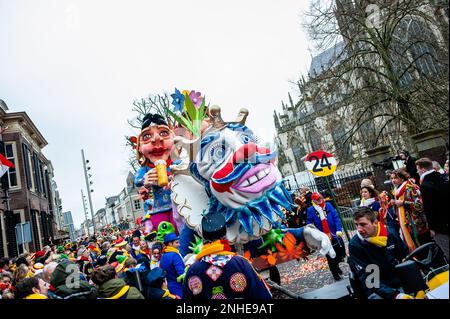 Den Bosch, Paesi Bassi. 20th Feb, 2023. La gente è vista guardando un galleggiante molto colorato e grande durante la parata. La città di Den Bosch, Paesi Bassi, prende vita ogni anno durante la sua storica celebrazione del Carnevale. Il momento culminante di Oeteldonk (il nome che la città riceve durante il carnevale) è celebrato il Lunedi di Carnevale: La Grande Parata, la città accoglie gli appassionati che vengono a guardare questo colorato spettacolo. (Foto di Ana Fernandez/SOPA Images/Sipa USA) Credit: Sipa USA/Alamy Live News Foto Stock