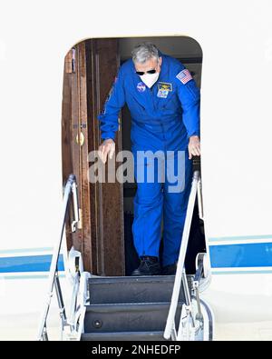 Kennedy Space Center, Florida, Stati Uniti. 21st febbraio, 2023. L'astronauta della NASA Stephen Bowen arriva al Kennedy Space Center, Florida martedì 21 febbraio 2023.Commander dell'equipaggio 6, Bowen sarà lanciato alla International Space Station sulla navicella spaziale SpaceX Crew Dragon. Foto di Joe Marino/UPI Credit: UPI/Alamy Live News Foto Stock