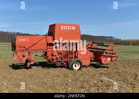 Auto d'epoca, DEUTZ-FAHR M66TS, mietitrebbia trainata, Germania Foto Stock