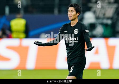 Francoforte, Germania. 21 febbraio 2023, Hesse, Francoforte sul meno: Calcio: Champions League, Eintracht Francoforte - SSC Napoli, knockout round, round del 16, prima tappa al Deutsche Bank Park, il Daichi Kamada di Francoforte reagisce. Foto: Uwe Anspach/dpa Credit: dpa picture Alliance/Alamy Live News Foto Stock