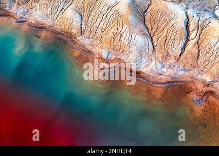 vasta miniera di titanio con laghetti di recupero riempiti di fluidi tecnici utilizzati nel processo di arricchimento dei minerali. Foto Stock