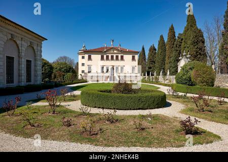 Villa Valmarana ai Nani prende il nome dalle statue delle 17 nane in pietra, originariamente collocate nel giardino, ora sulle pareti che circondano il Foto Stock