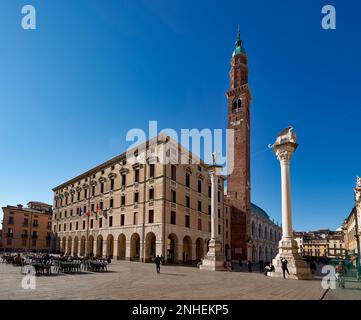 Vicenza, Veneto, Italia. La Basilica Palladiana è un edificio rinascimentale situato nella centrale Piazza dei Signori a Vicenza. La loggia mostra uno dei Foto Stock