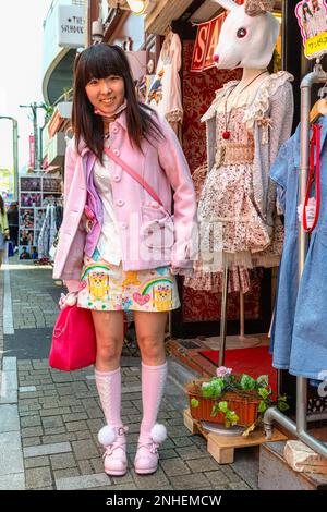 Tokyo Giappone. Lolita ragazza nel distretto di Shibuya Foto Stock