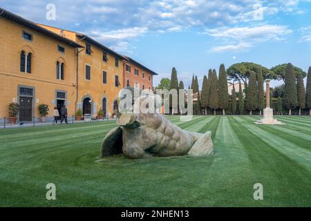 PISA, TOSCANA/ITALIA - 17 APRILE : Angelo caduto nella Piazza dei Miracoli a Pisa Toscana Italia il 17 aprile 2019. Tre persone non identificate Foto Stock