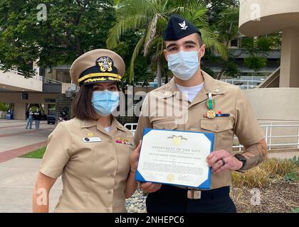 220729-N-XZ205-1031 SAN DIEGO (29 luglio 2022) Capt. Kim Davis, Navy Medicine Readiness and Training Command (NMRTC) il comandante di San Diego (a sinistra), assegna Hospital Corpsman 3rd Class Trevor Paour, un marinaio assegnato a NMRTC San Diego (a destra), Con una Navy and Marine Corps Achievement Medal durante una cerimonia presso l'ospedale 29 luglio. La Navy and Marine Corps Achievement Medal viene premiata per l'eroismo e per il meritorio successo e servizio. La missione di NMRTC San Diego è quella di preparare i membri del servizio a schierarsi a sostegno delle forze operative, fornire servizi sanitari di alta qualità e dare forma Foto Stock