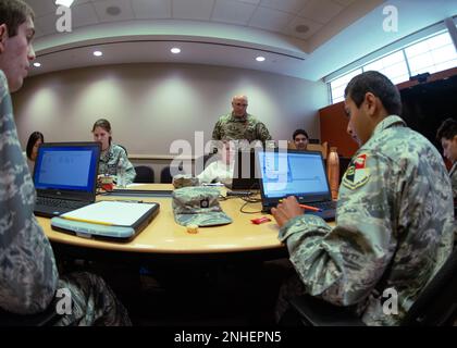 Il tenente Ryan Martinez, 273rd Cyber Operations Squadron, 149th Fighter Wing, istruisce i cadetti della Civil Air Patrol prima di fare un test di capstone durante un corso di base sulle operazioni cibernetiche presso Joint base San Antonio-Lackland, Texas, luglio 29 2022. I cadetti provenienti da tutto il paese devono effettuare test nel programma per qualificarsi per il corso annuale che ha lo scopo di prepararli per le future certificazioni in operazioni informatiche. (Foto Air National Guard di staff Sgt. Ryan Mancuso) 149th Fighter Wing, Air National Guard, F-16, Texas Air National Guard, Texas Military Department, Foto Stock