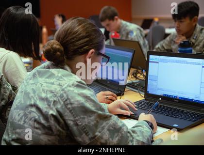 I cadetti della Civil Air Patrol della CAP National Cyber Academy effettuano un test di valutazione durante il corso Cyber Operations Fundamentals presso la Joint base San Antonio-Lackland, Texas, luglio 29 2022. I cadetti provenienti da tutto il paese devono effettuare test nel programma per qualificarsi per il corso annuale che ha lo scopo di prepararli per le future certificazioni in operazioni informatiche. (Foto Air National Guard di staff Sgt. Ryan Mancuso) 149th Fighter Wing, Air National Guard, F-16, Texas Air National Guard, Texas Military Department, Foto Stock