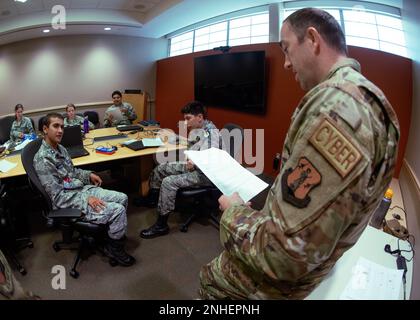 Il Senior Master Sgt. Matthew Robison, cyber operator, 273rd Cyber Operations Squadron, 149th Fighter Wing, aiuta i cadetti della Civil Air Patrol a studiare prima di sottoporsi a un test durante un corso di base sulle operazioni cibernetiche presso Joint base San Antonio-Lackland, Texas, luglio 29 2022. I cadetti provenienti da tutto il paese devono effettuare test nel programma per qualificarsi per il corso annuale che ha lo scopo di prepararli per le future certificazioni in operazioni informatiche. (Foto Air National Guard di staff Sgt. Ryan Mancuso) 149th Fighter Wing, Air National Guard, F-16, Texas Air National Guard, Texas Military Department, Foto Stock