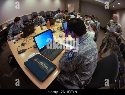 Il tenente Ryan Martinez, 273rd Cyber Operations Squadron, 149th Fighter Wing, istruisce i cadetti della Civil Air Patrol prima di fare un test di capstone durante un corso di base sulle operazioni cibernetiche presso Joint base San Antonio-Lackland, Texas, luglio 29 2022. I cadetti provenienti da tutto il paese devono effettuare test nel programma per qualificarsi per il corso annuale che ha lo scopo di prepararli per le future certificazioni in operazioni informatiche. (Foto Air National Guard di staff Sgt. Ryan Mancuso) 149th Fighter Wing, Air National Guard, F-16, Texas Air National Guard, Texas Military Department, Foto Stock