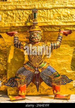 Colorful Guardian Gold Stupa Pagoda Grand Palace Bangkok Thailand Palace era un complesso di edifici e casa del re della Thailandia from1782-1925 Foto Stock