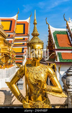 Statua dell'Angelo Golden Kinnaree Grand Palace Bangkok Thailand Palace fu la casa del re della Thailandia fino al 1925 Angelo mitico Kinnaree mezza donna semibuzzo Foto Stock