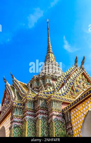 Porcellana colorata Stupa Prang Grand Palace Bangkok Thailandia una delle otto torri per diverse sette buddiste Palazzo era la casa del re della Thailandia da Foto Stock