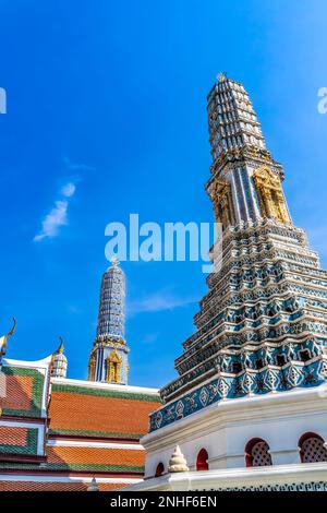 Blue Porcellane Towers Prangs Grand Palace Bangkok Thailandia tre delle otto torri per diverse sette buddiste Palazzo era la casa del re della Thailandia da Foto Stock