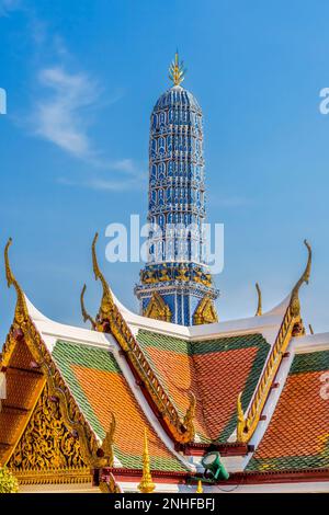 Colorato porcellana Stupa Prang tetti Grand Palace Bangkok Thailandia una delle otto torri per diverse sette buddiste Palazzo era la casa del re di Thailan Foto Stock