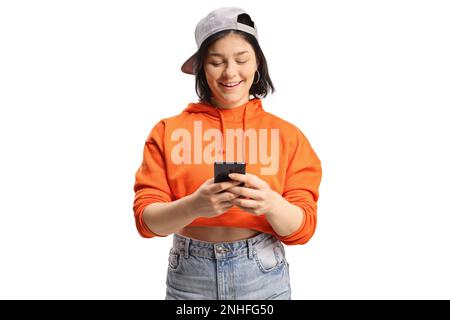 Allegro gen z femmina utilizzando uno smartphone isolato su sfondo bianco Foto Stock