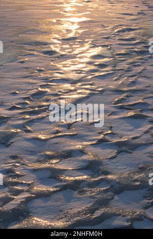 Il ghiaccio cresce sul fiume coperto di neve, sfondo ghiacciato Foto Stock